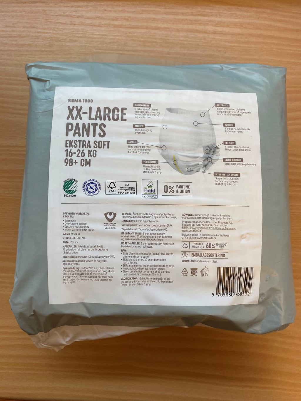 Bagside af REMA 1000 XXL Pants 7 med 16–26 kg, 98+ cm, materialer, mærkninger og EAN 5705830358592.