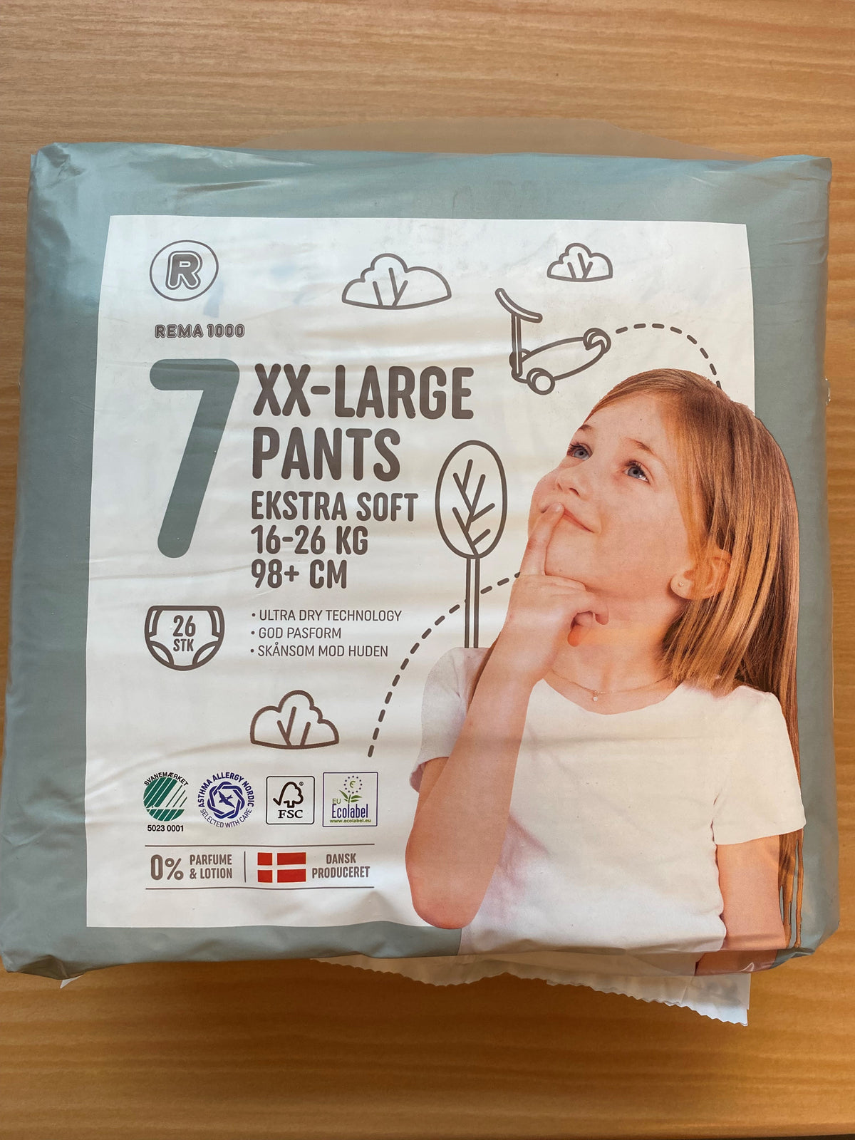 Forside af REMA 1000 XXL Pants størrelse 7, 16–26 kg og 98+ cm, pose med 26 buksebleer. Salgsenheden er 5 poser.