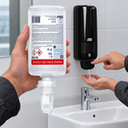 Tork S4 424106 gelrefill i forgrunden med sort manuel S4-dispenser 561508 i brug