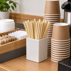 Rørepinde i holder ved kaffestation med bægre, stemningsbillede