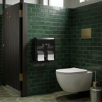 Sort Tork OptiServe T7-dispenser monteret ved toilet i moderne toiletrum