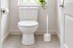 Hvid Basic-toiletbørste med skål i mindre toiletrum, stemningsillustration