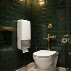 Hvid Tork T6 Twin-dispenser ved toilet på grønne fliser