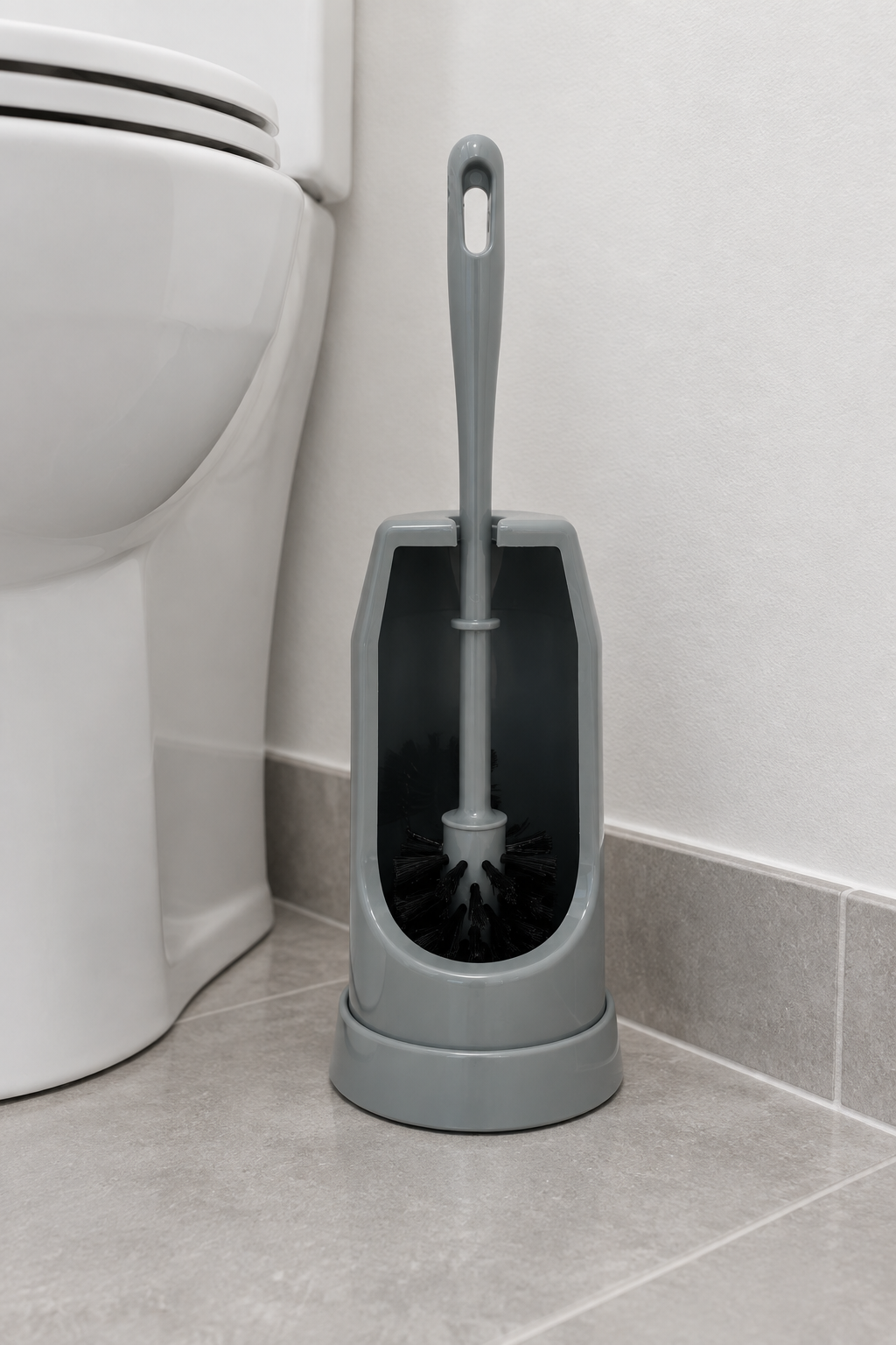 Grå toiletbørste i mindre toiletrum, stemningsillustration