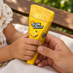 Nærbillede af gul Sun Lolly Ananas-is holdt af barn og forælder