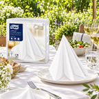Tork LinStyle-pakke og hvid serviet på terrassebord