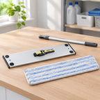 Stemningsbillede af fremfører og moppeudstyr, ikke foto af den konkrete Clean Plus-fremfører