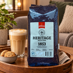Gevalia 1853 hele kaffebønner ved latte på serveringsbakke i lounge, stemningsbillede