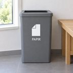 Affaldsbeholder med hvid PAPIR-folie ved vindue i arbejdsrum