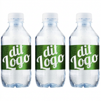 Tre logovandsflasker 0,30 liter med grøn dit Logo-eksempeletiket på hvid baggrund