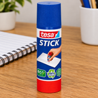 Tesa Stick ecoLogo-limstift ved notesbog på træbord, genereret miljøbillede