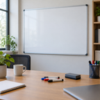 Stemningsbillede af whiteboardpenne og tavlevisker ved arbejdsplads