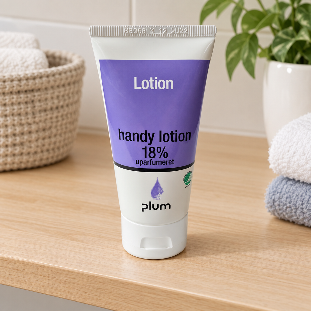 Plum Handy Lotion 18 % på træhylde i badeværelse