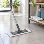 Stemningsbillede af gulvrengøring med generisk mikrofibermoppe, ikke foto af konkrete Vileda-mopper