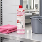 Kiehl Patronal-Eco på rengøringshylde med rosa klude og spand, stemningsbillede