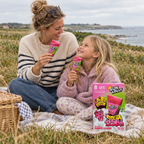 Mor og barn med Sun Lolly Sour Pink ved kystpicnic