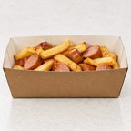 Brun kartonbakke med pommes frites og pølsestykker