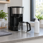 Stemningsbillede af klargøring til kaffemaskinevedligeholdelse, ikke foto af den konkrete afkalker