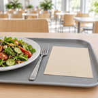 Naturfarvet Tork N4/N12 serviet på kantinebakke ved salat