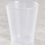Nærbillede af shotglassets runde kant og glatte sider