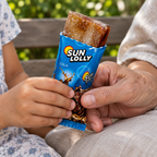 Nærbillede af Sun Lolly Cola-is holdt af barn og bedstemor