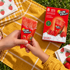 Sun Lolly Jordbær-æske og åbnet is på gult picnictæppe