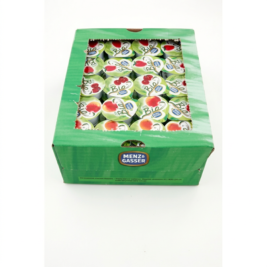 Grøn karton med MENZ & GASSER økologiske portionsmarmelader, 100 × 20 g, på hvid baggrund