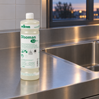 Kiehl Disoman Balance 1 L på stålbord ved opvaskens vask i aftenlys
