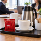 Gevalia portionspose på serveringsbakke med kaffe ved et møde
