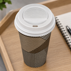 Hvidt låg på Enjoy-kaffebæger på bakke ved notesbog