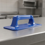 Padholder med håndgreb på stålbord i køkkenets serviceområde