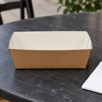 Tom brun pommes frites-bakke på mørkt cafébord