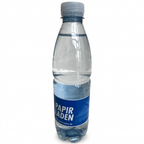 Logovand i 0,5 liter flaske med Papirladens blå eksempeletiket på hvid baggrund