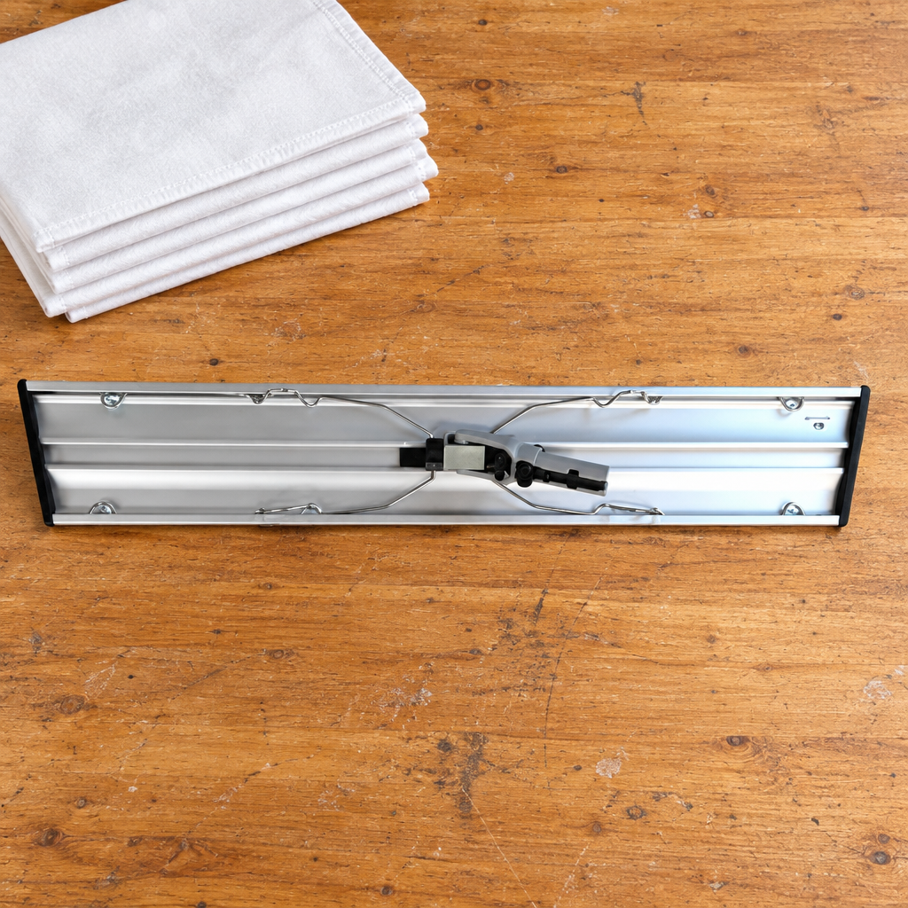 Forshaga-fremfører 60 cm i aluminium på arbejdsbord ved hvide ark