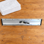 Forshaga-fremfører 60 cm i aluminium på arbejdsbord ved hvide ark