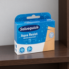 Salvequick Aqua Resist 75 cm plasterpakke på mørk træhylde