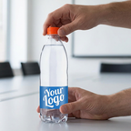 Orange låg drejes på en 0,5-liters logovandsflaske med blå etiket