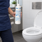 Kiehl Pacific-fresh 500 ml i rengøringsmedarbejderens hånd ved et WC før brug