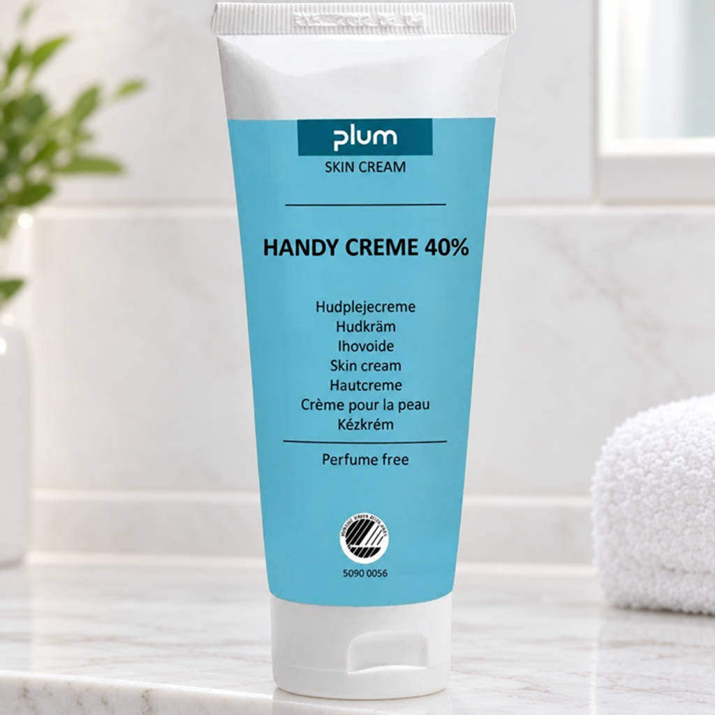 Stemningsbillede: Plum Handy Creme 40 % på en badeværelseshylde
