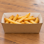 Brun kartonbakke med pommes frites på træbord