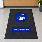 Vask Hænder-smudsmåtte foran reception, genereret miljøbillede
