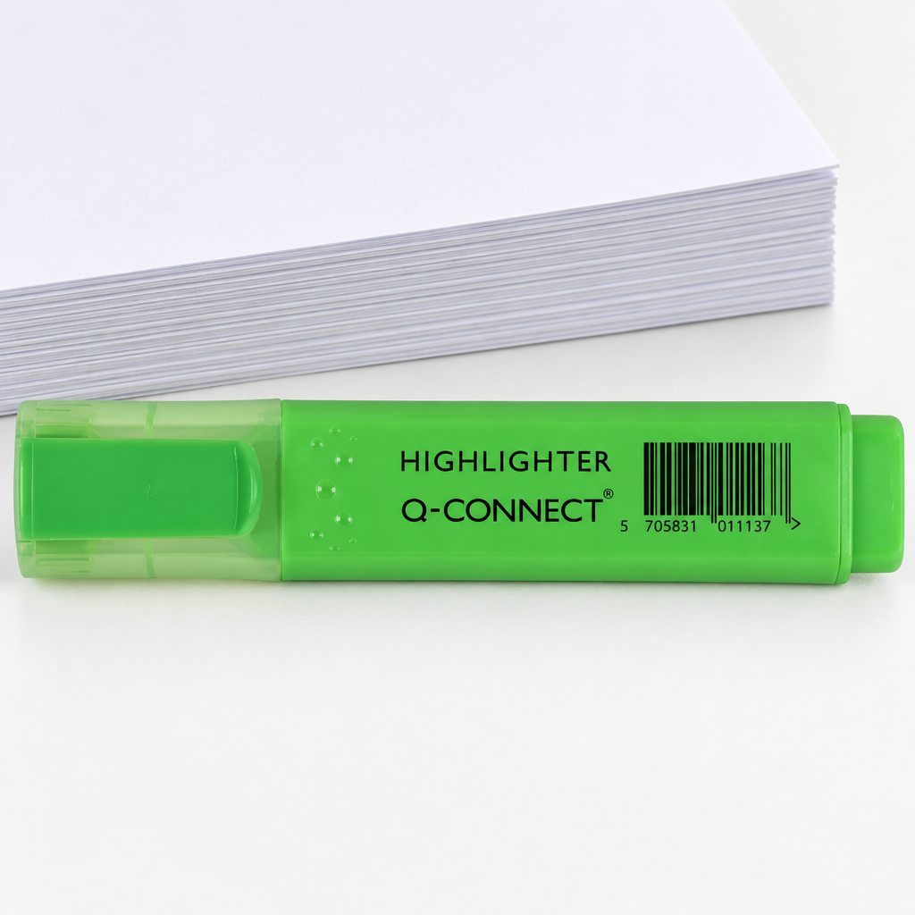 Grøn Q-Connect highlighter foran hvid papirbunke, genereret miljøbillede