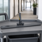 Vikan moppefremfører med velcro på en rengøringsvogn i kontorgang