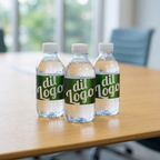 Logovand 0,30 liter med grøn eksempeletiket på lyst mødebord