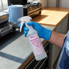 Voksen medarbejder holder Kiehl Blutoxol arbejdsflaske med blå handske