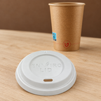 Løst CPLA-låg 14441 i fokus med brunt Verive-kaffebæger 14101 i baggrunden