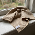Beige Micro Multi mikrofiberklud ved vindueskarm