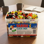 Haribo Click Mix ved mødebordet med kopper og notesbog