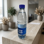 0,5-liters logovand med blåt låg og blå Papirladen-etiket på receptionsdisken