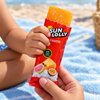 Nærbillede af Sun Lolly Exotic-is i barnets og forælderens hænder ved stranden